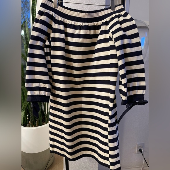Above the knee dress, off-shoulder look, with ties on sleeves - Picture 1 of 2
